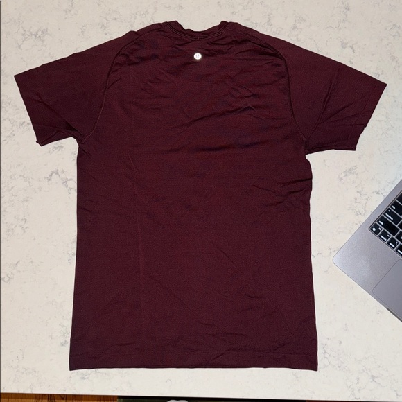 Lululemon Men's Burgundy Metal Vent Tech Athletic T Shirt Small - Picture 2 of 3